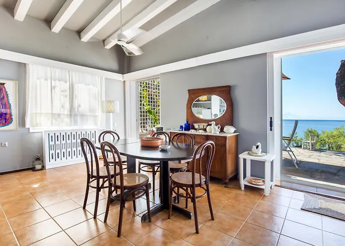 Cleo Beachfront Tatil Evi Potos