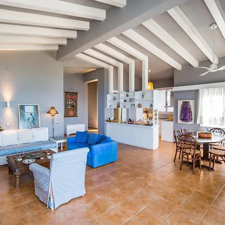 Cleo Beachfront Holiday home Potos