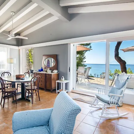 Cleo Beachfront 波托什