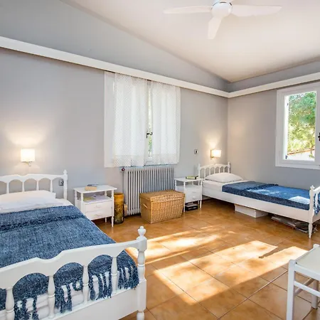 Cleo Beachfront Holiday home Potos