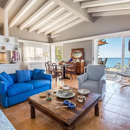 Cleo Beachfront 波托什