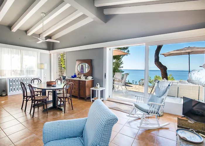 Cleo Beachfront 波托什